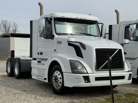 2016 VOLVO VNL630 Tandem Axle Daycab #3275