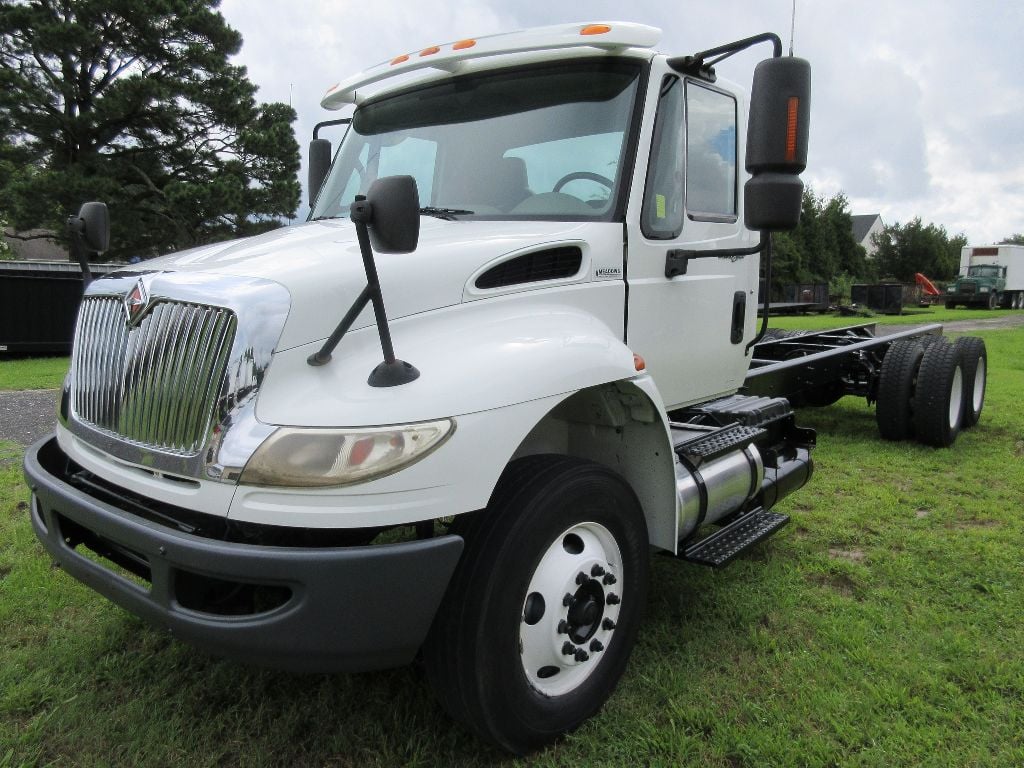 2010 INTERNATIONAL 4400 Cab Chassis Truck