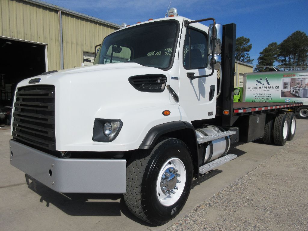 2016 FREIGHTLINER BUSINESS CLASS M2-114SD Flatbed Truck