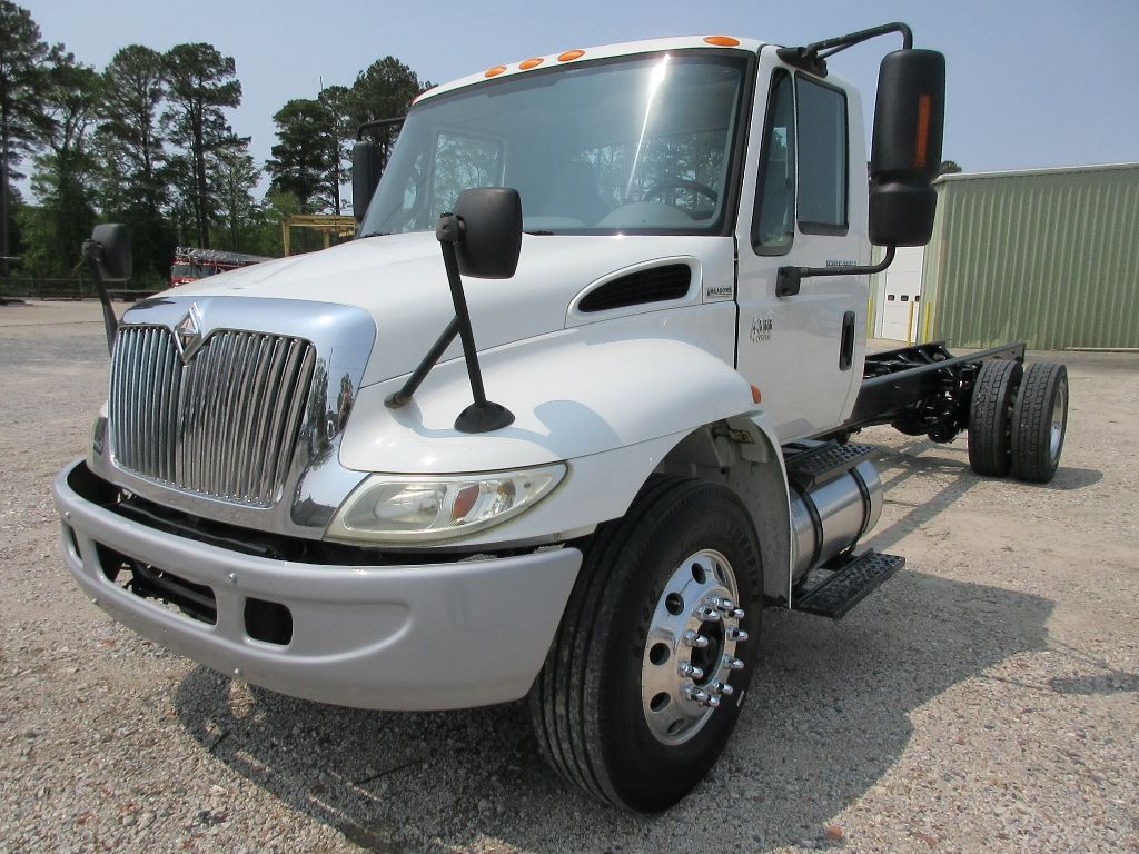 2006 INTERNATIONAL 4400 Cab Chassis Truck #1