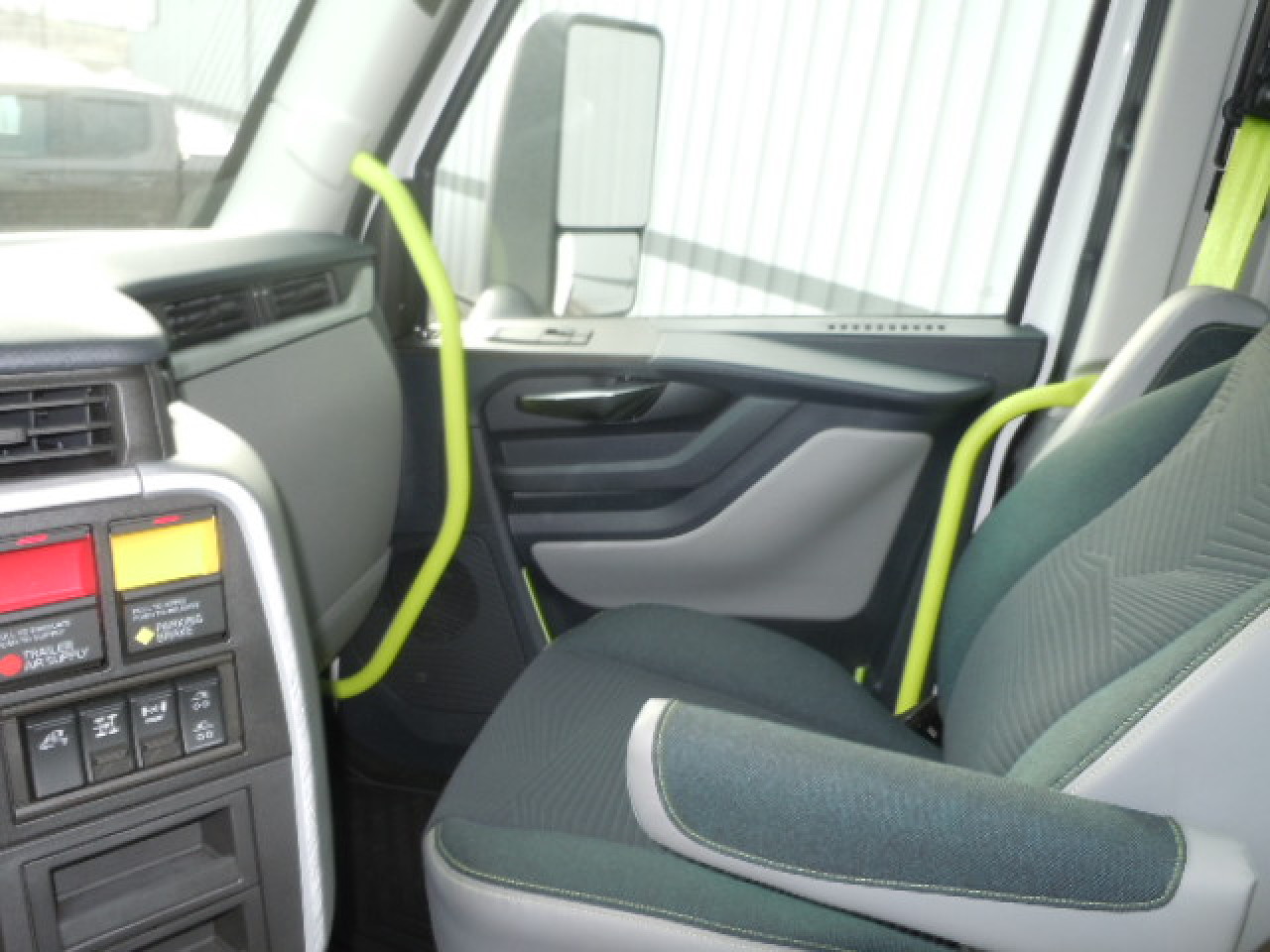 2025 Volvo - image 10