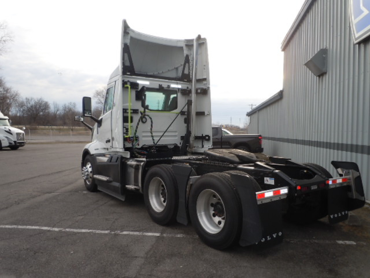 2025 Volvo - image 2