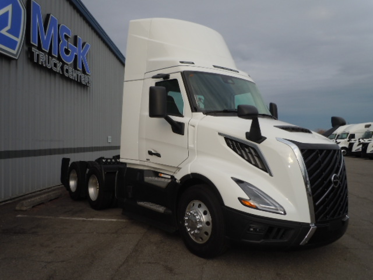 2025 Volvo - image 4