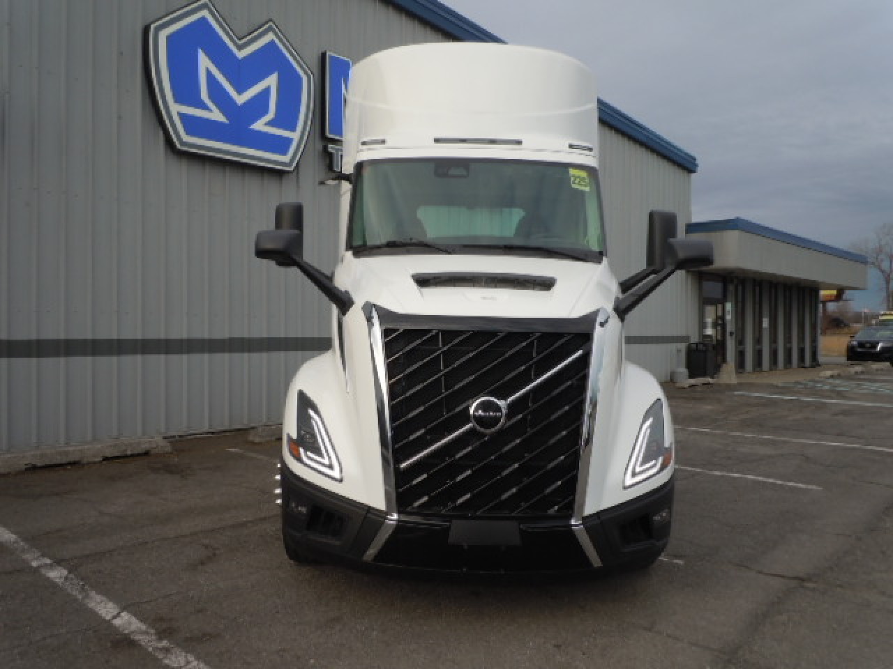 2025 Volvo - image 5