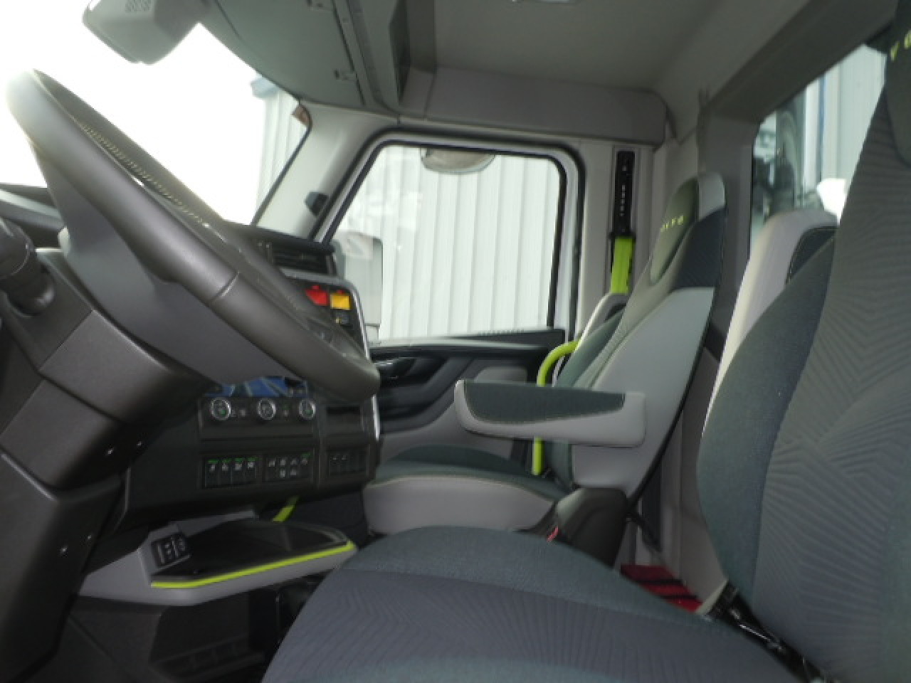 2025 Volvo - image 6