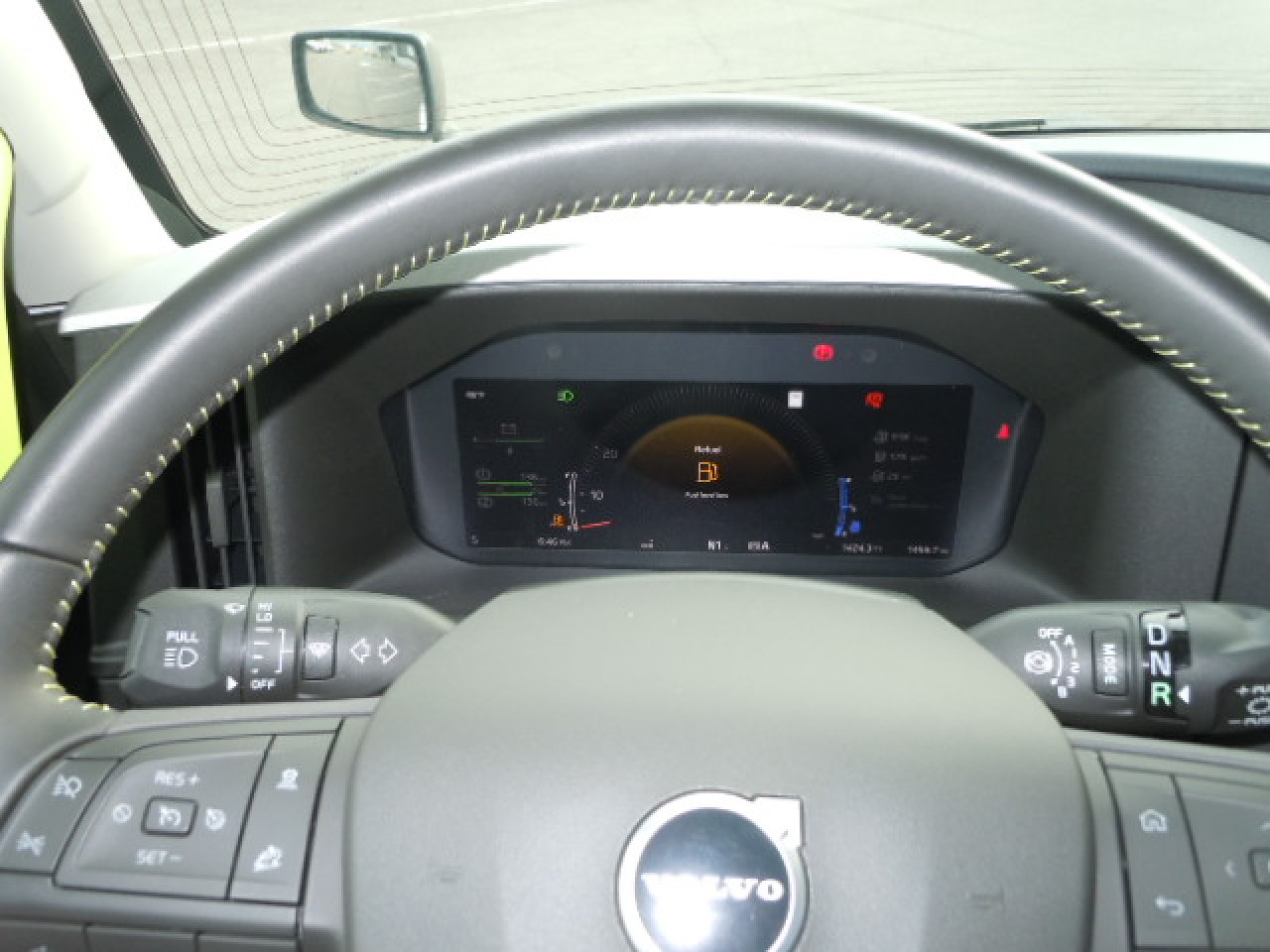 2025 Volvo - image 8