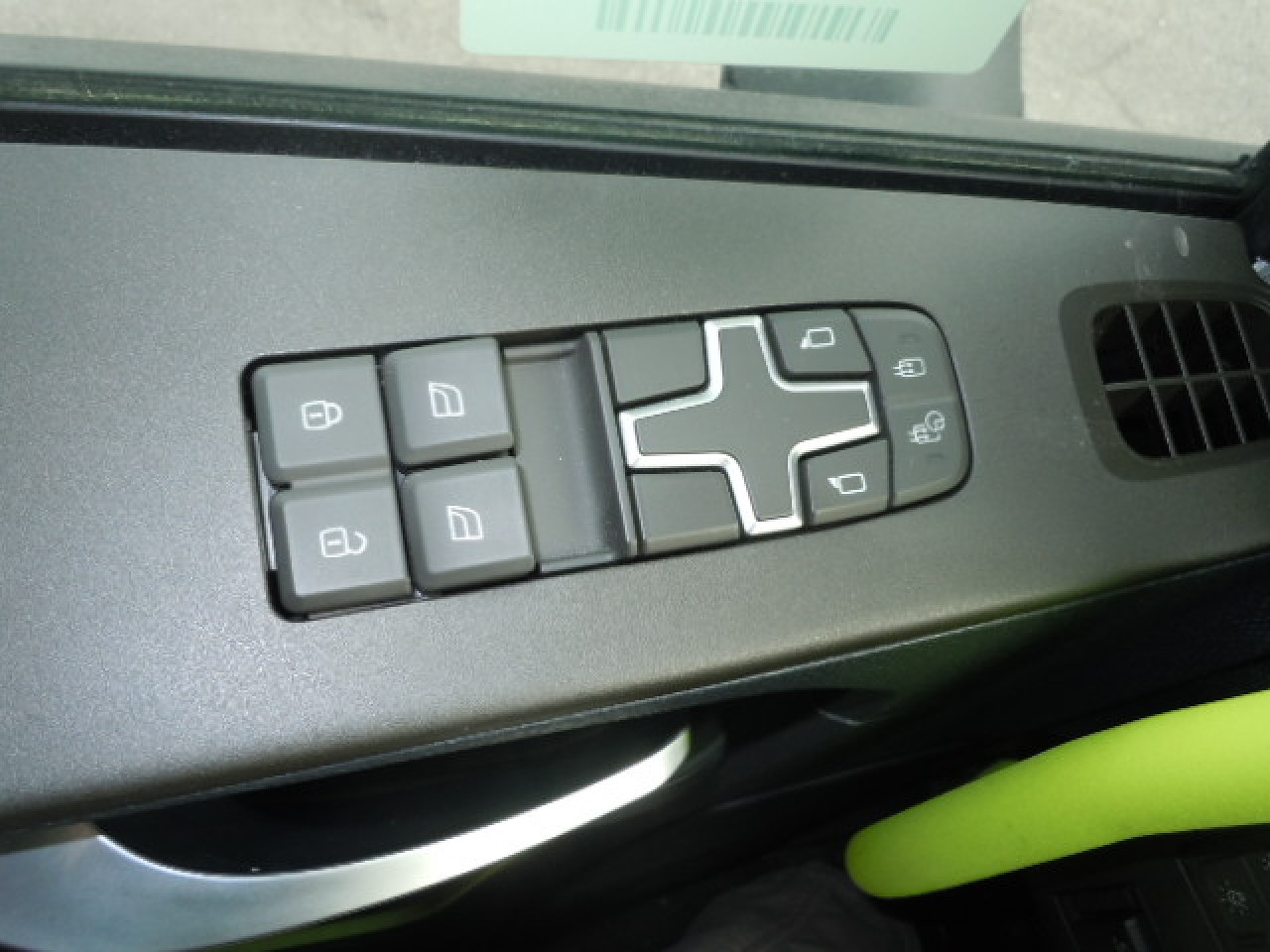 2025 Volvo - image 9