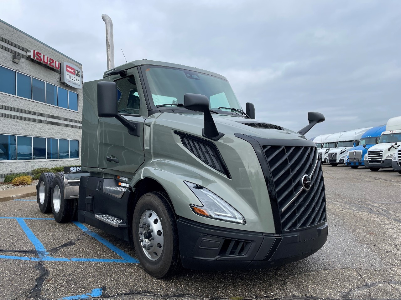 2025 Volvo - image 2