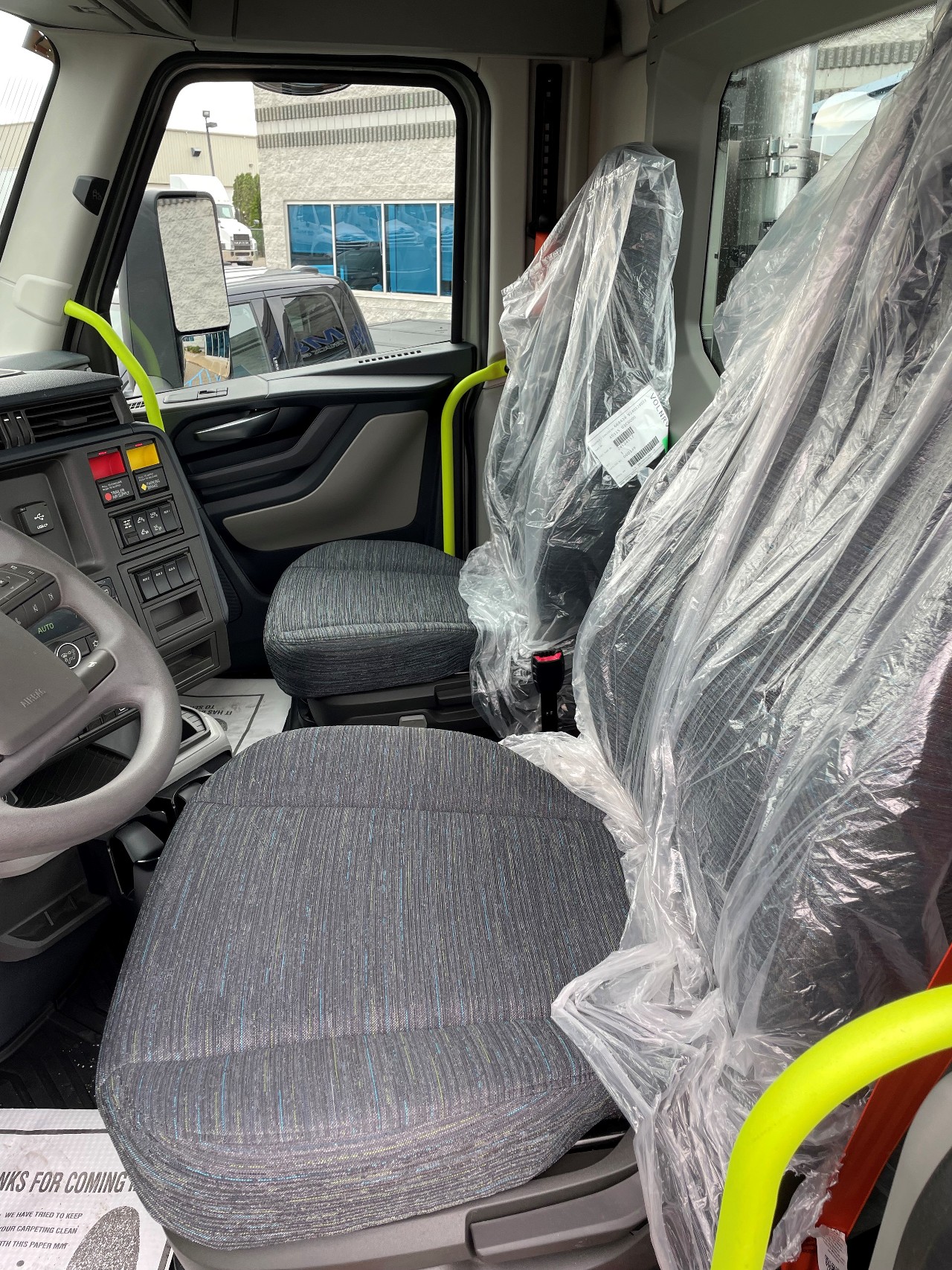 2025 Volvo - image 5