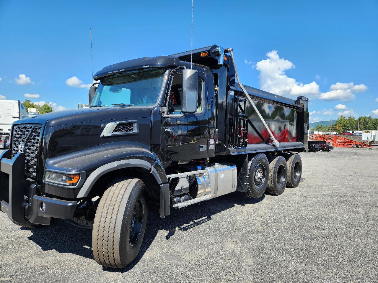 2025 Volvo - image 2