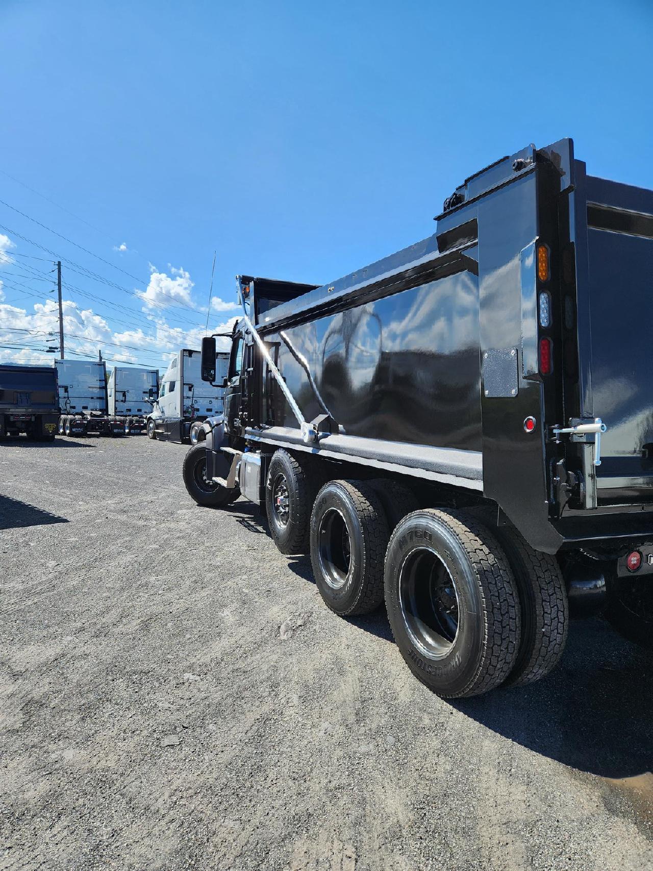 2025 Volvo - image 3