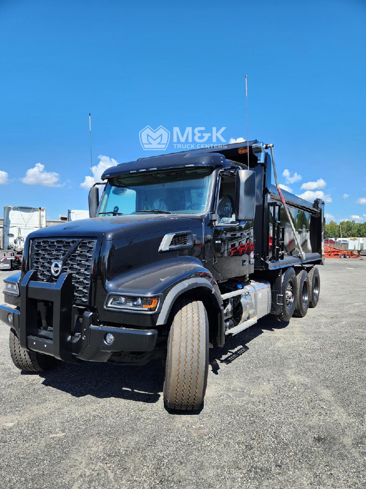 2025 Volvo - image 4