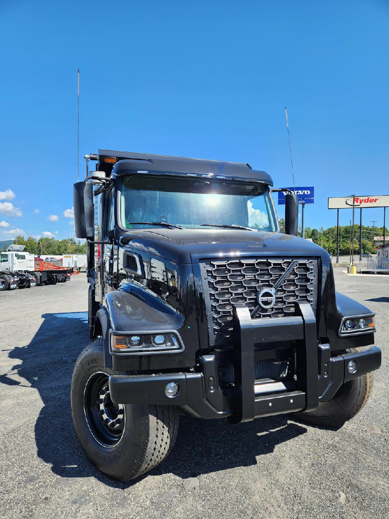 2025 Volvo - image 5