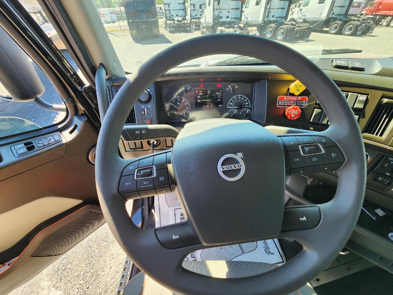 2025 Volvo - image 8