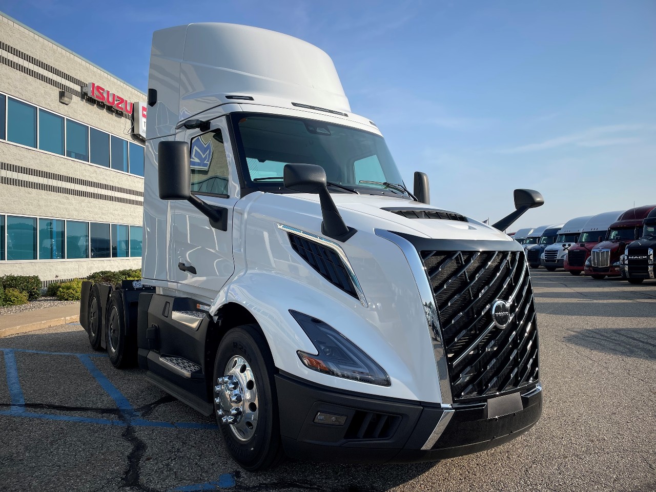 2025 Volvo - image 2