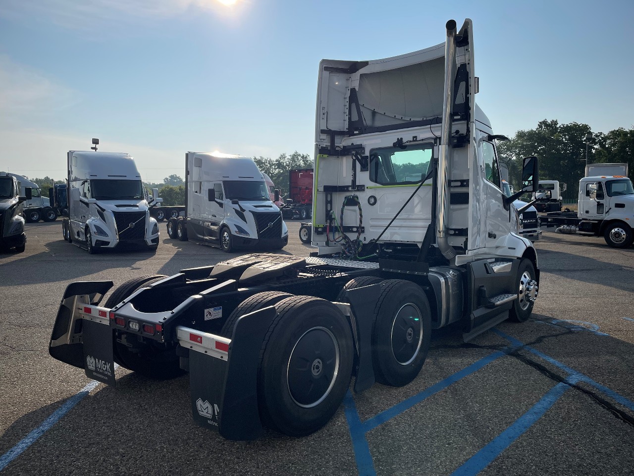 2025 Volvo - image 3