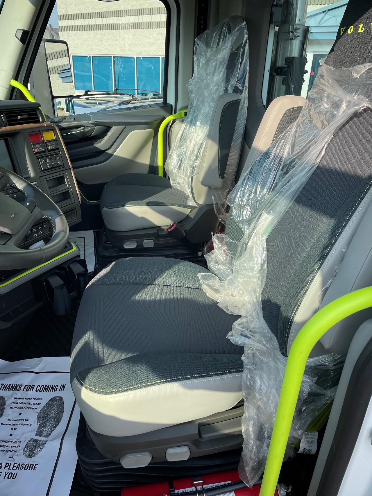 2025 Volvo - image 5