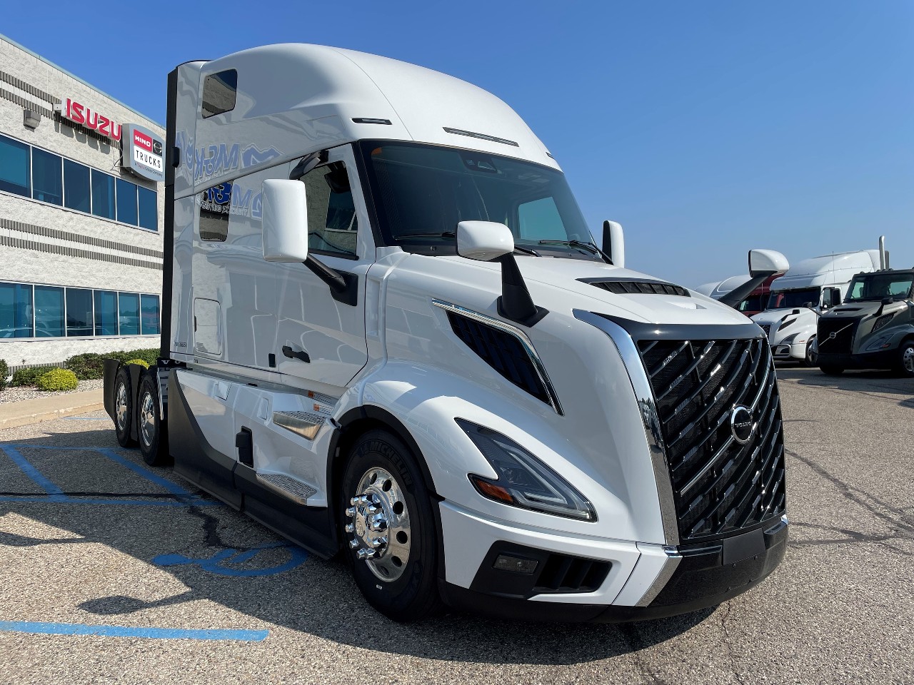 2025 Volvo - image 2