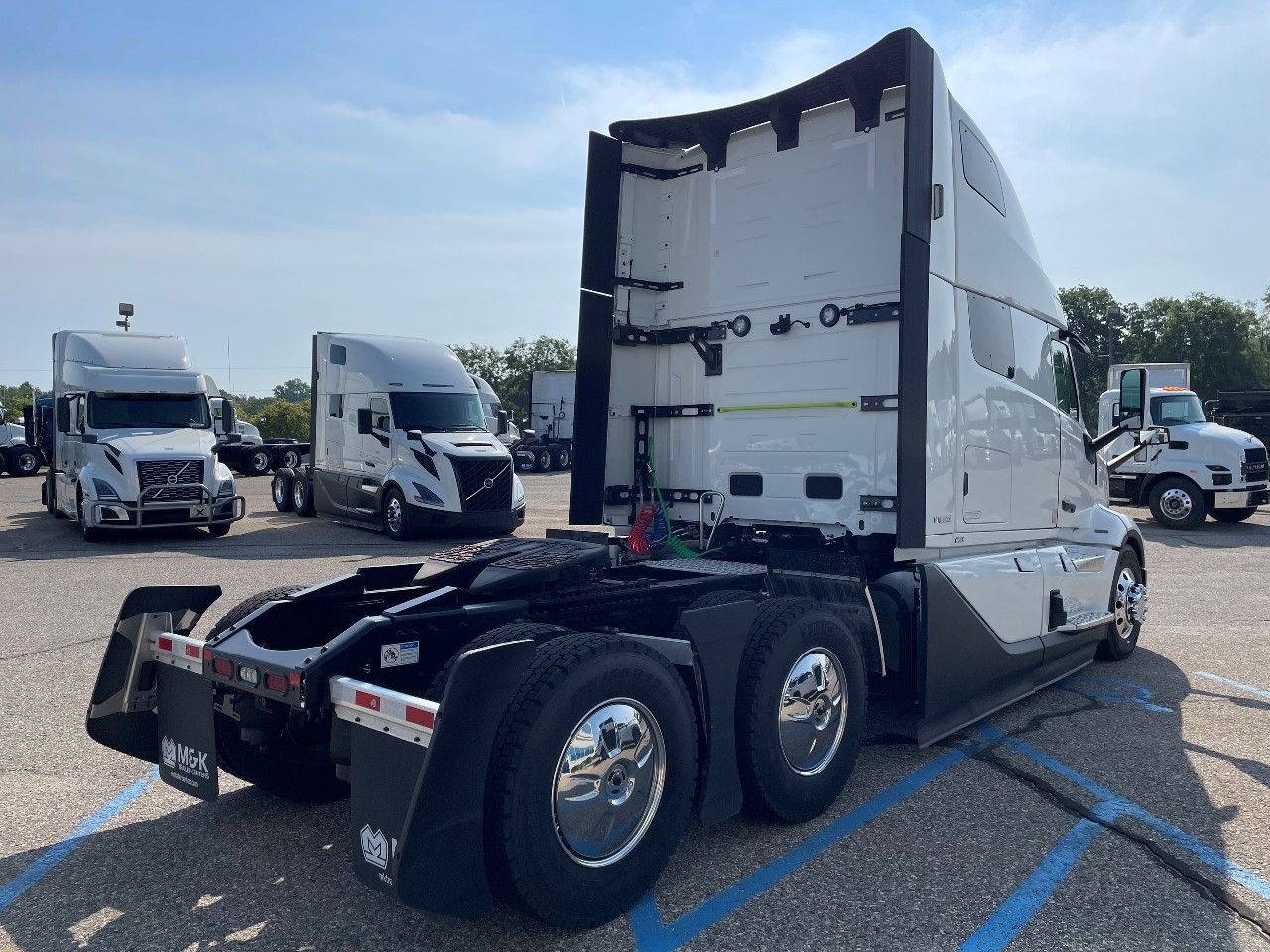 2025 Volvo - image 3