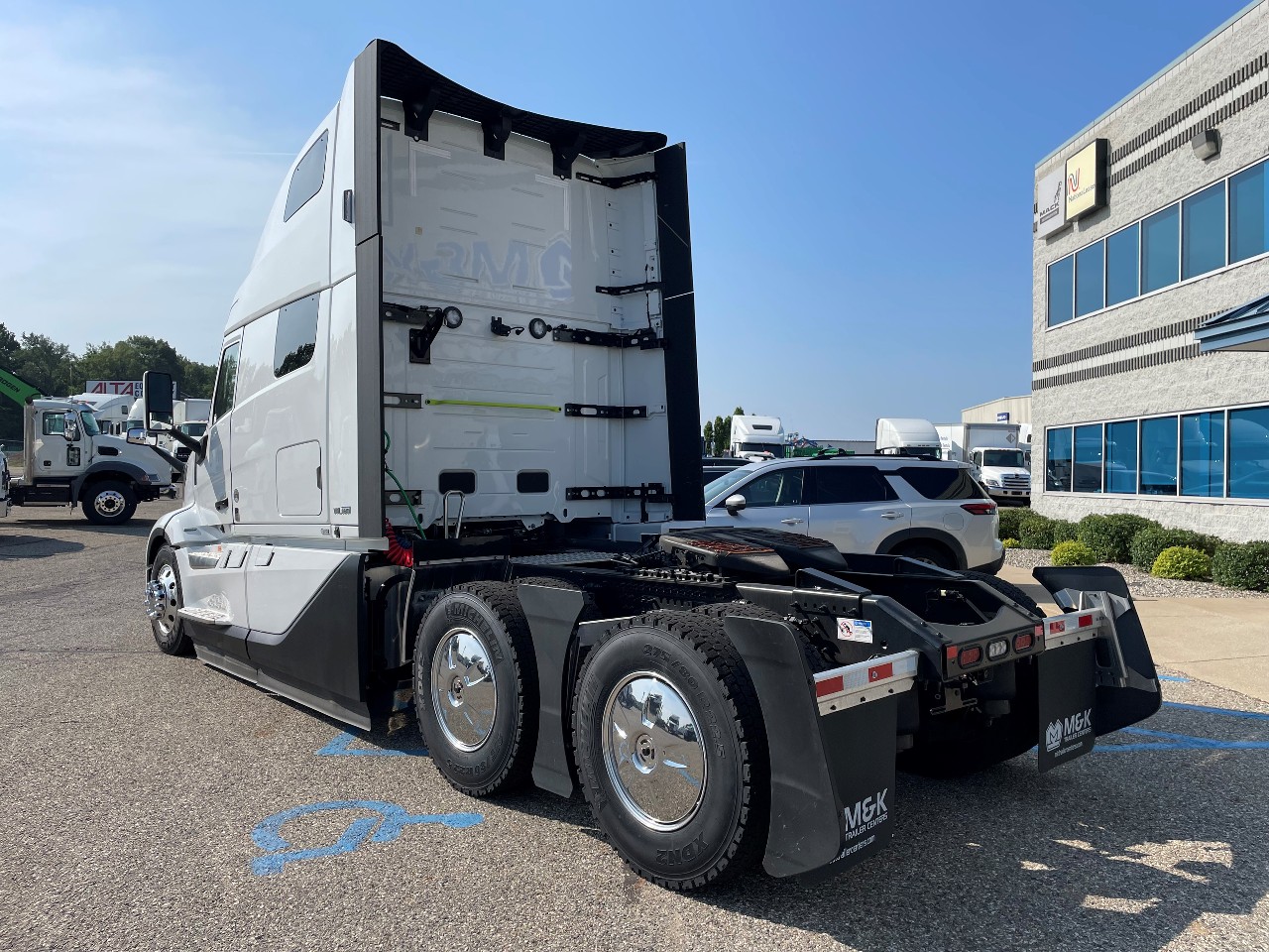 2025 Volvo - image 4