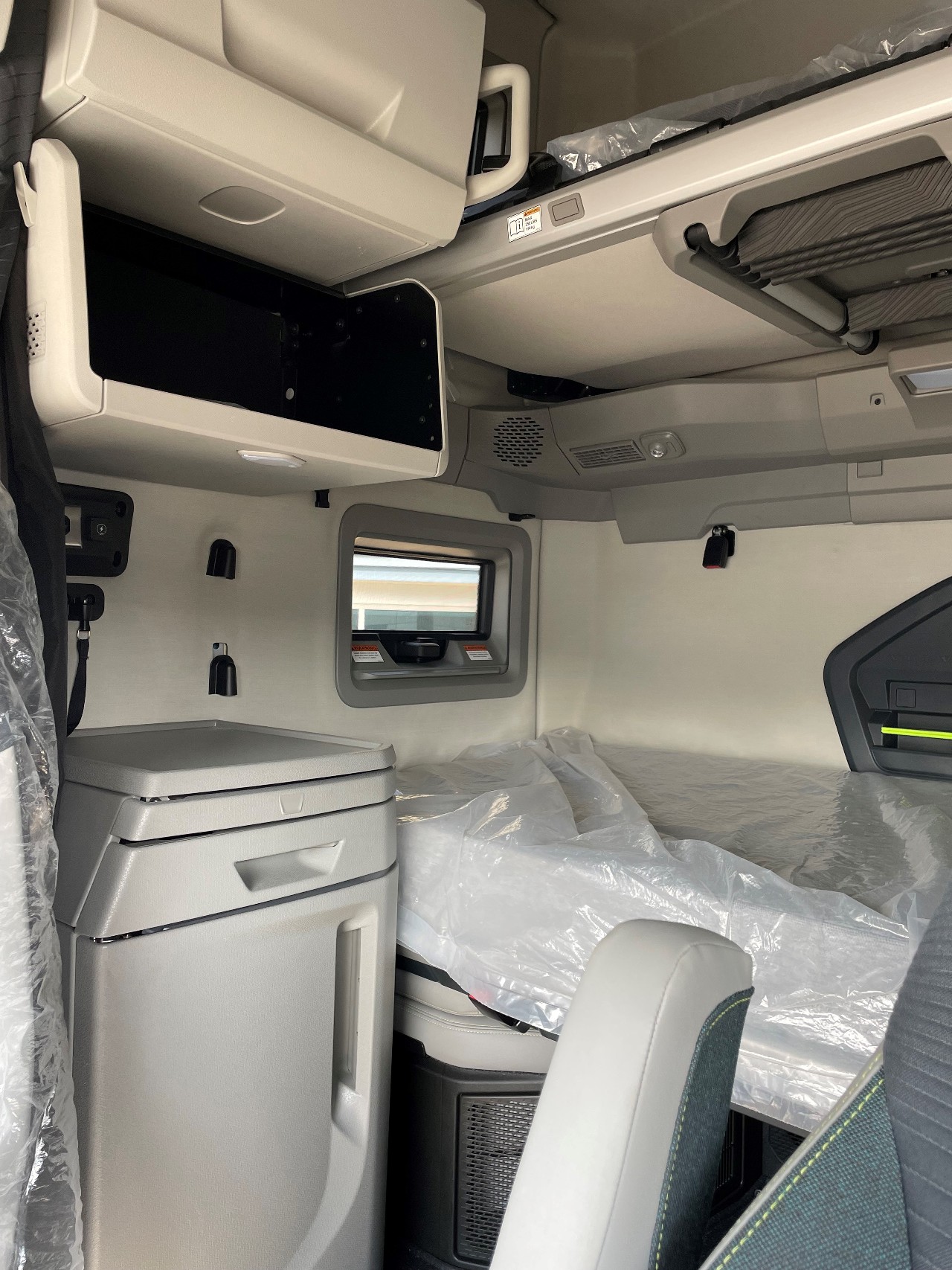 2025 Volvo - image 5