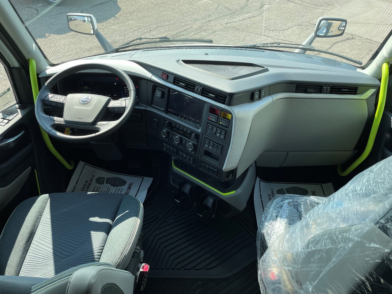 2025 Volvo - image 8