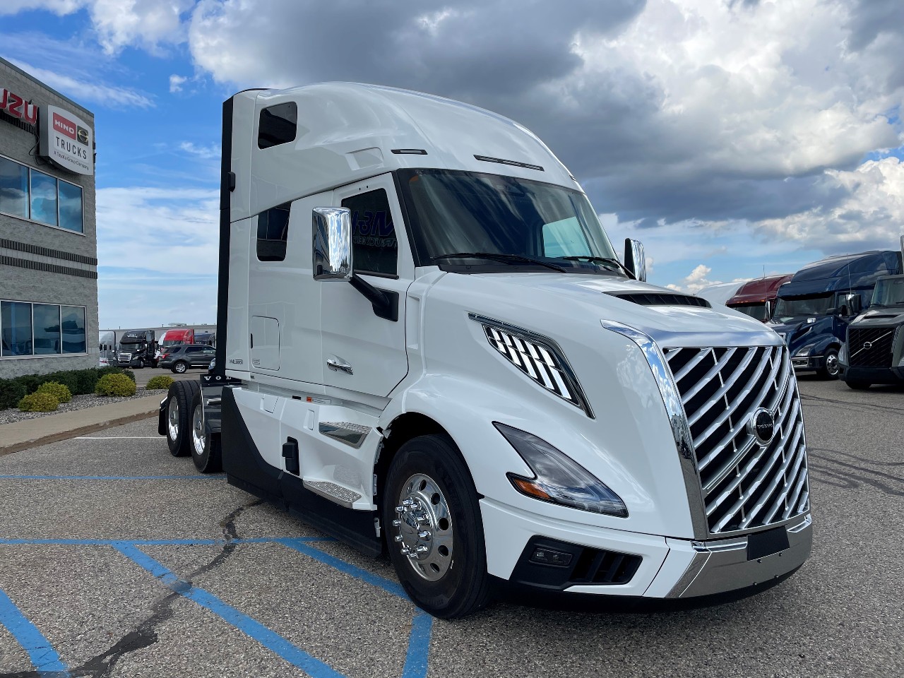 2025 Volvo - image 2