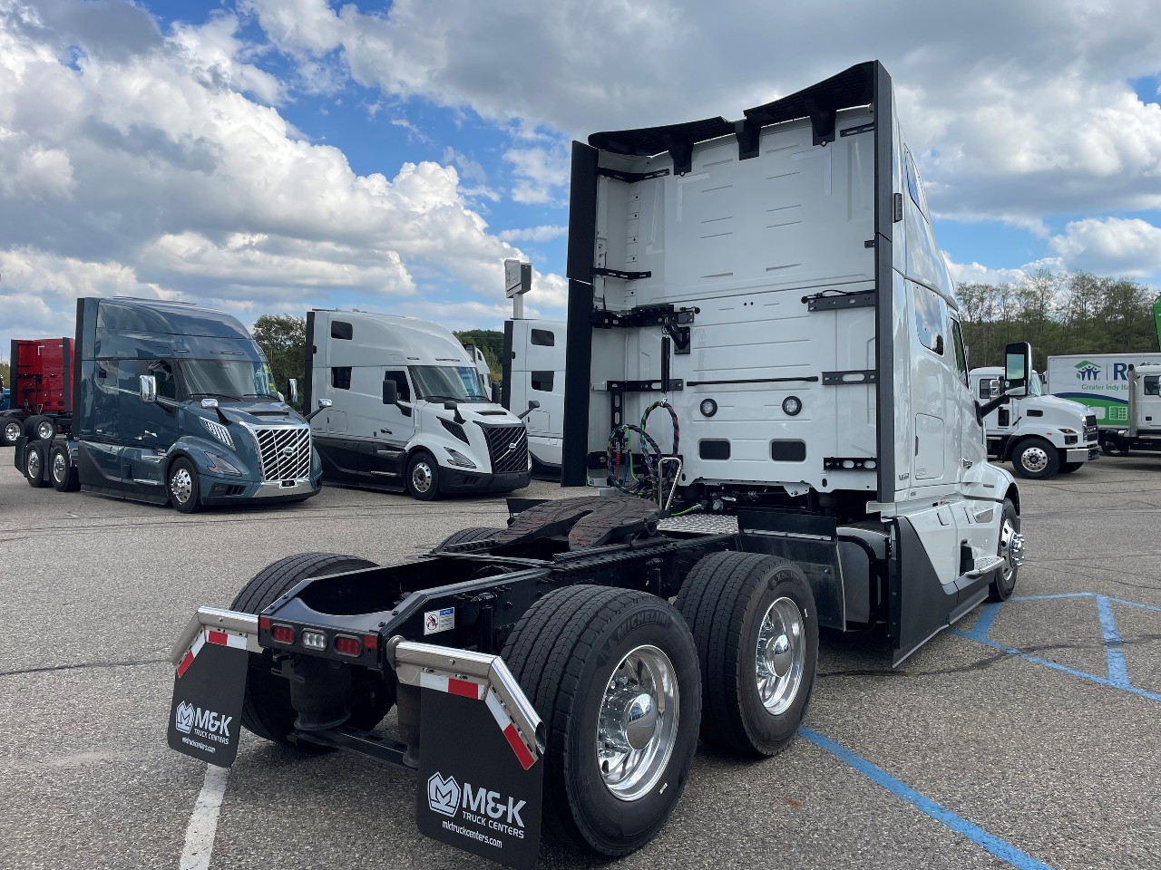 2025 Volvo - image 3