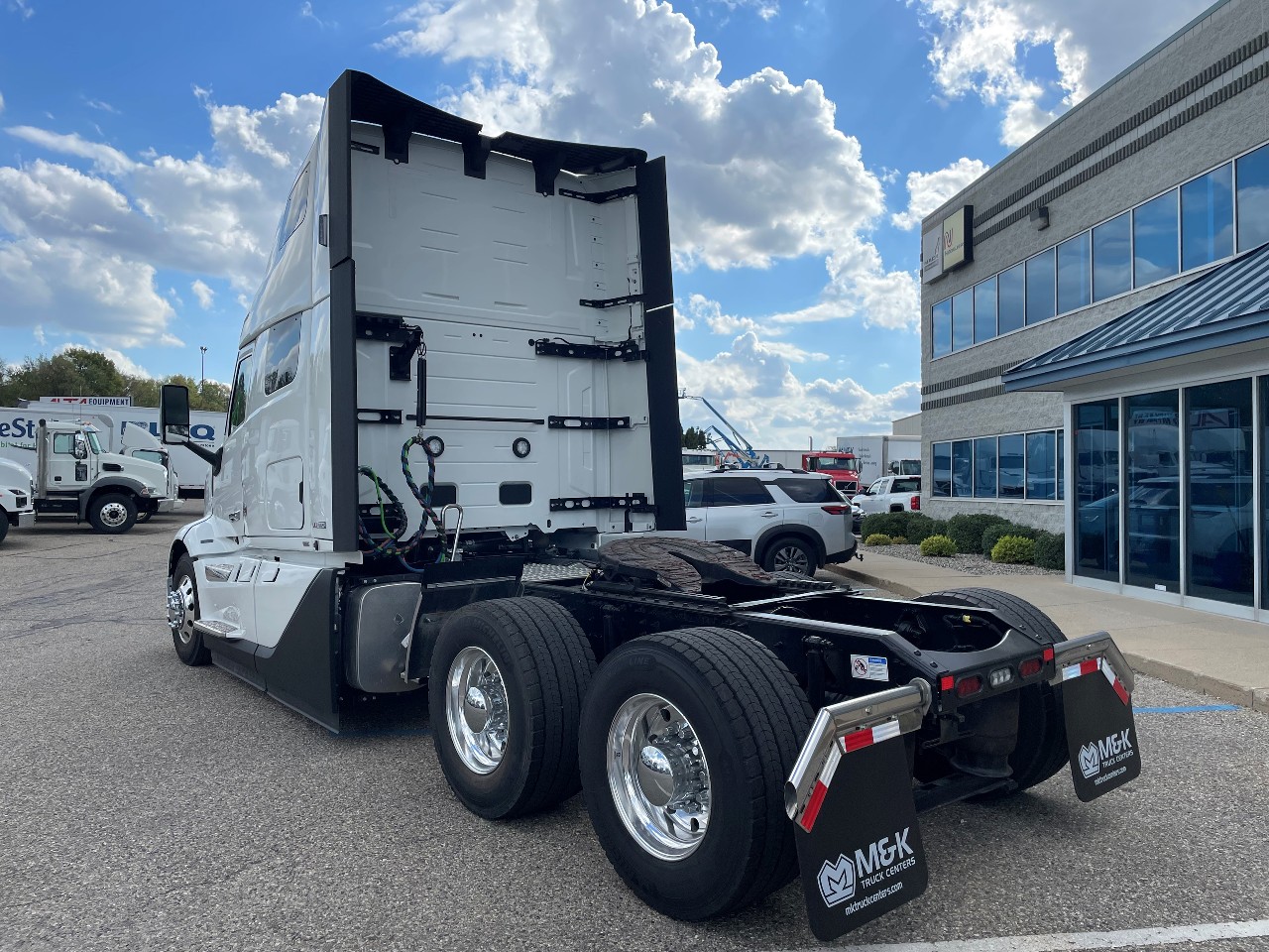 2025 Volvo - image 4