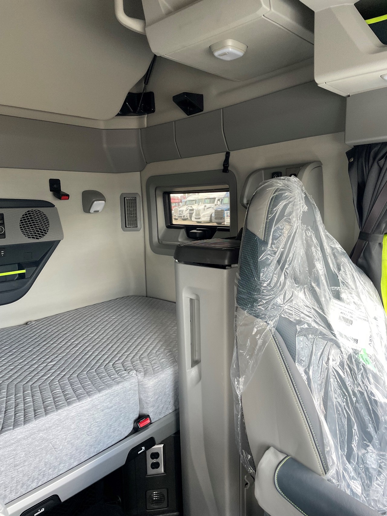 2025 Volvo - image 7