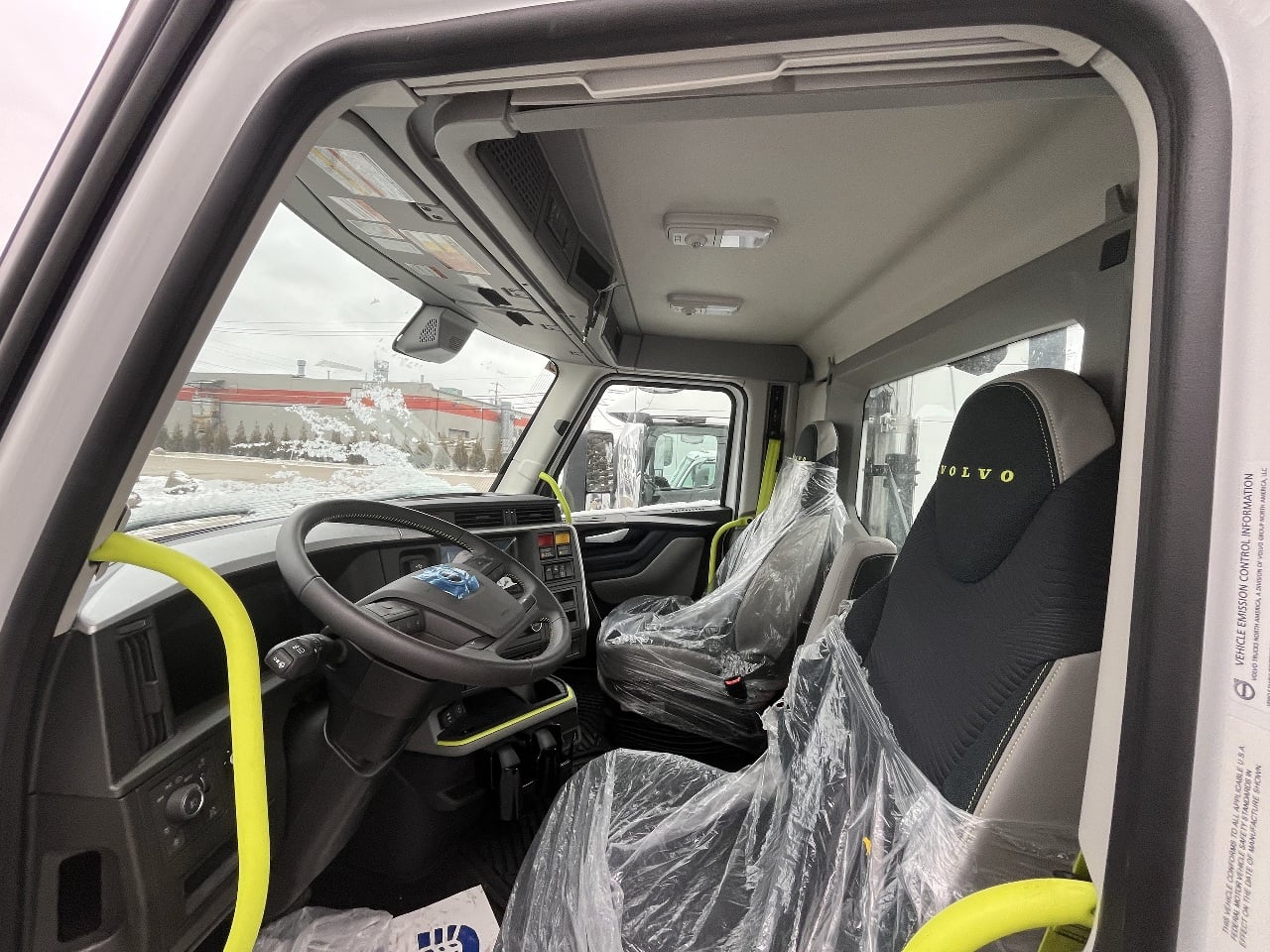 2025 Volvo - image 3