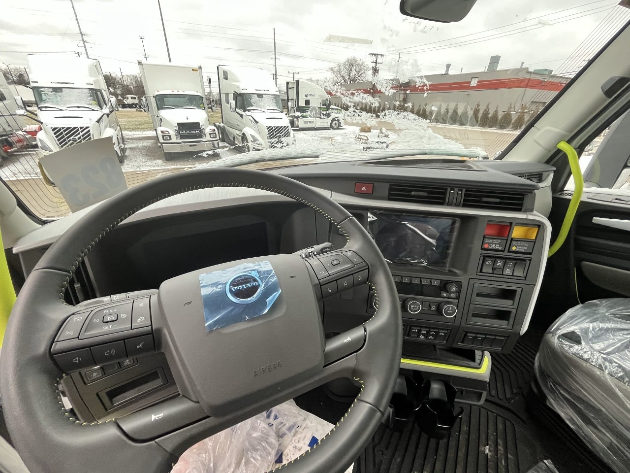 2025 Volvo - image 4