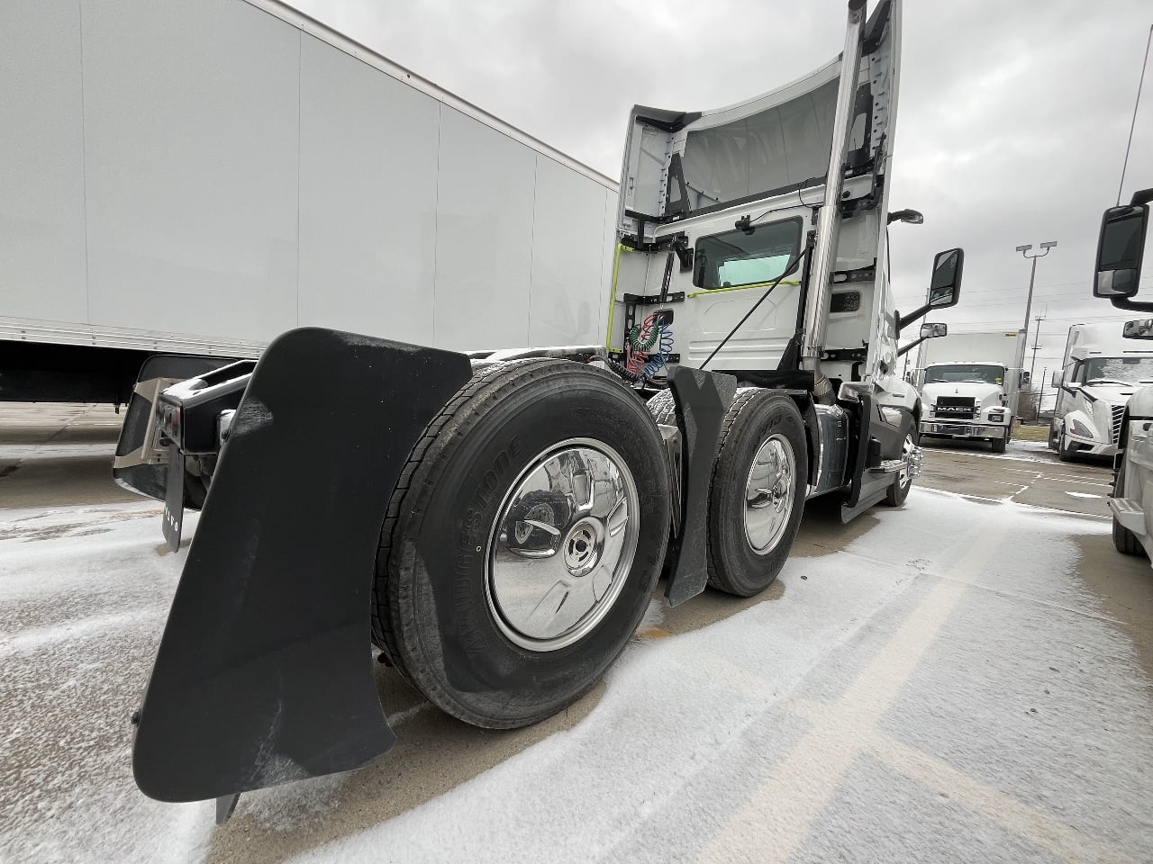 2025 Volvo - image 7