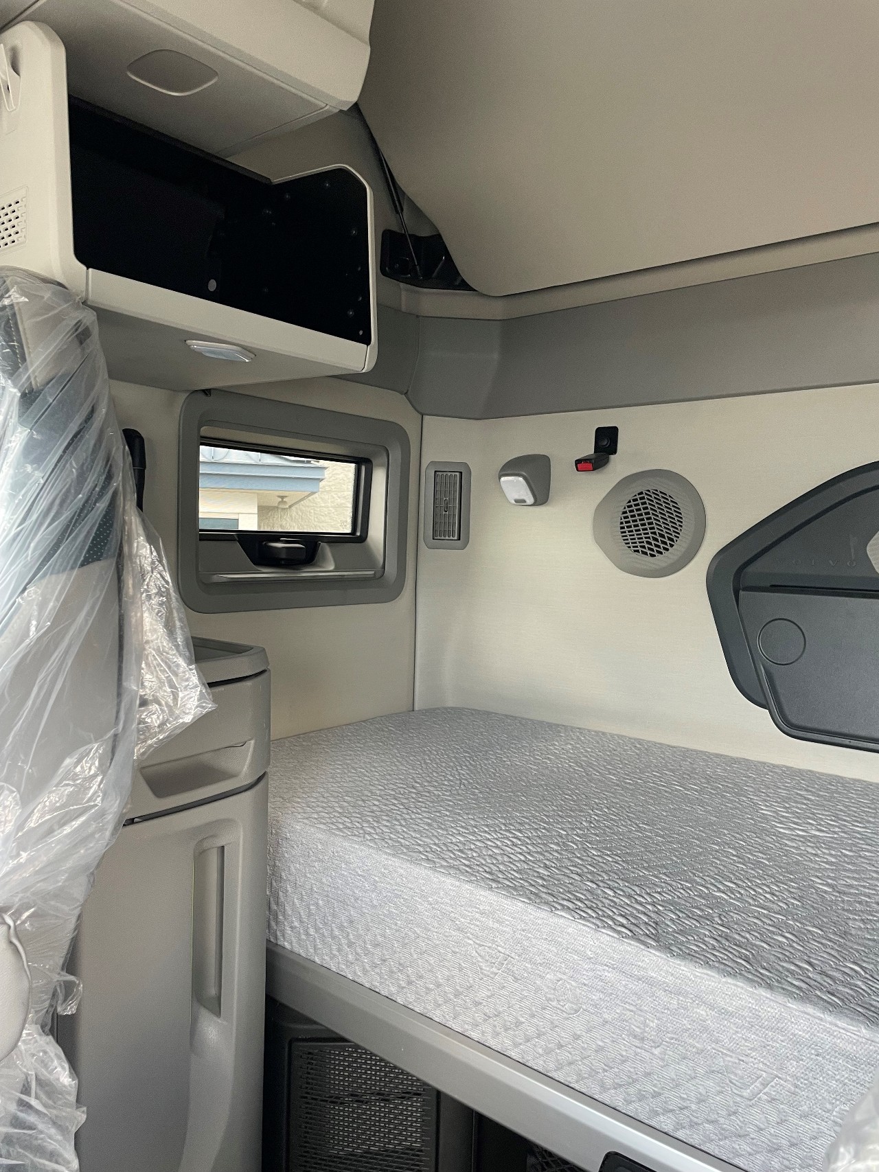 2025 Volvo - image 5