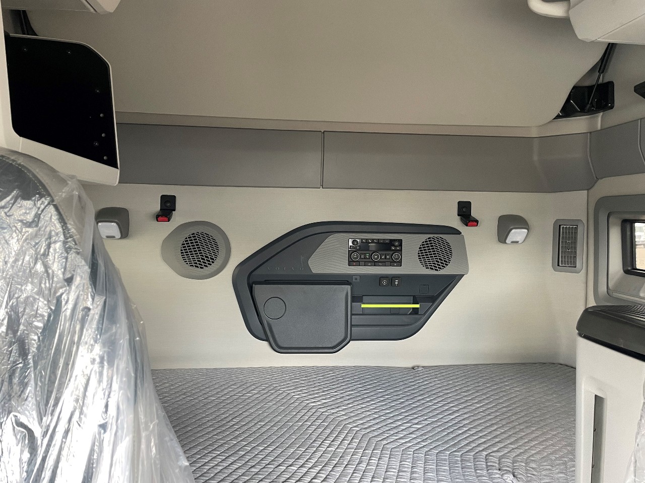 2025 Volvo - image 6