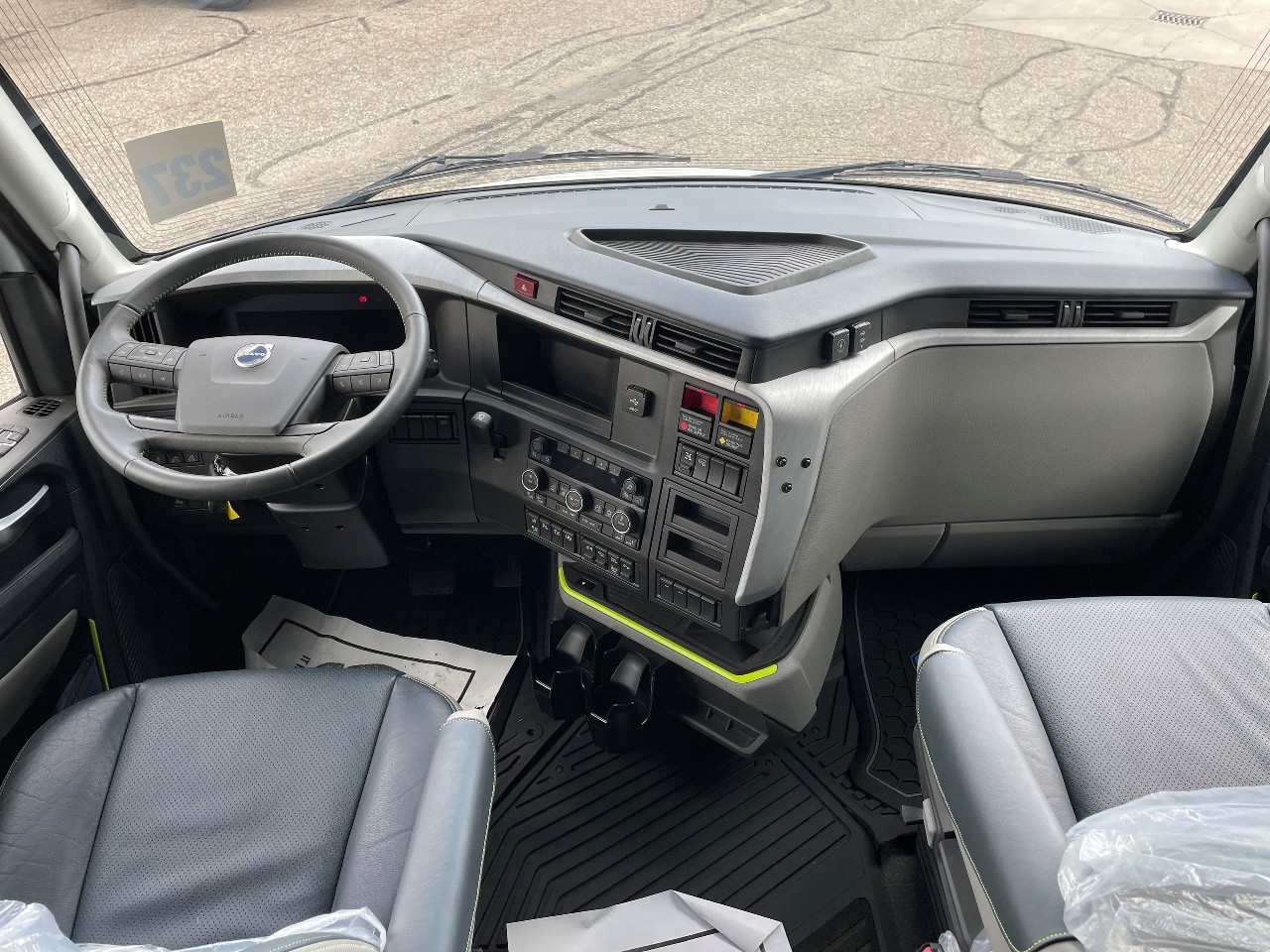 2025 Volvo - image 8