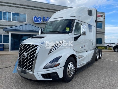 2025 VOLVO VNL64T660 Sleeper #315158