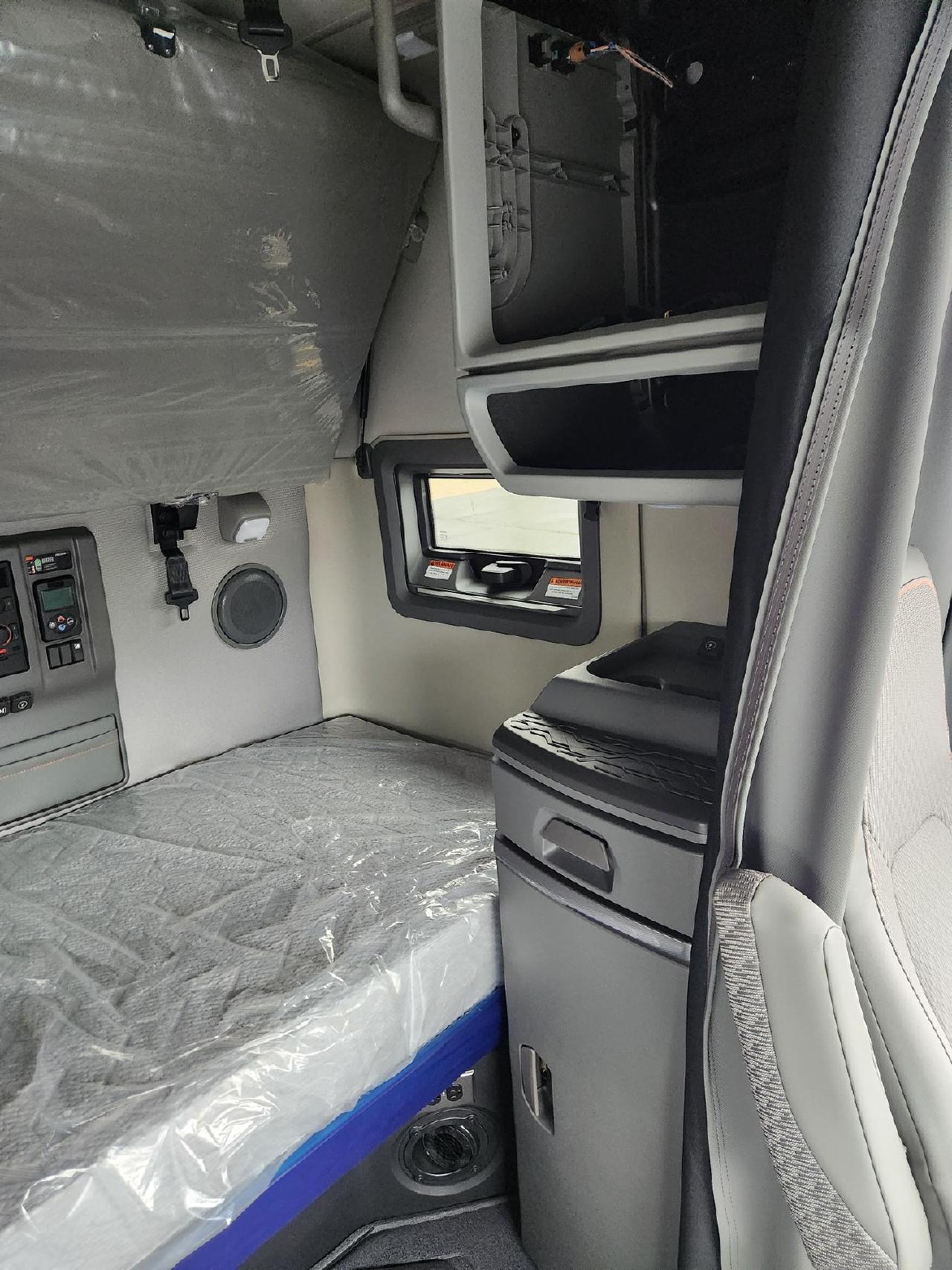 2025 Volvo - image 11