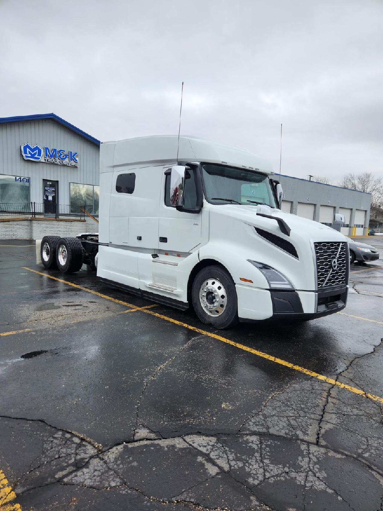 2025 Volvo - image 3