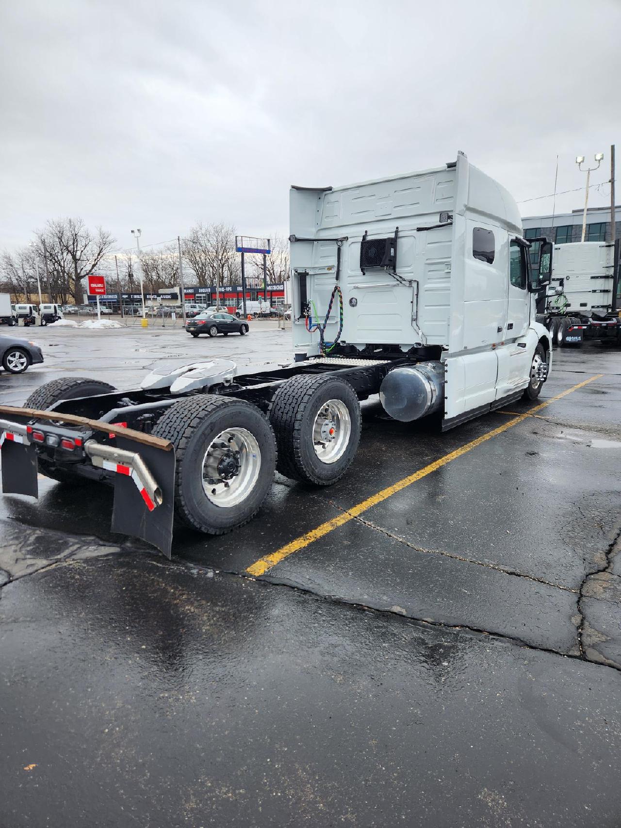 2025 Volvo - image 4