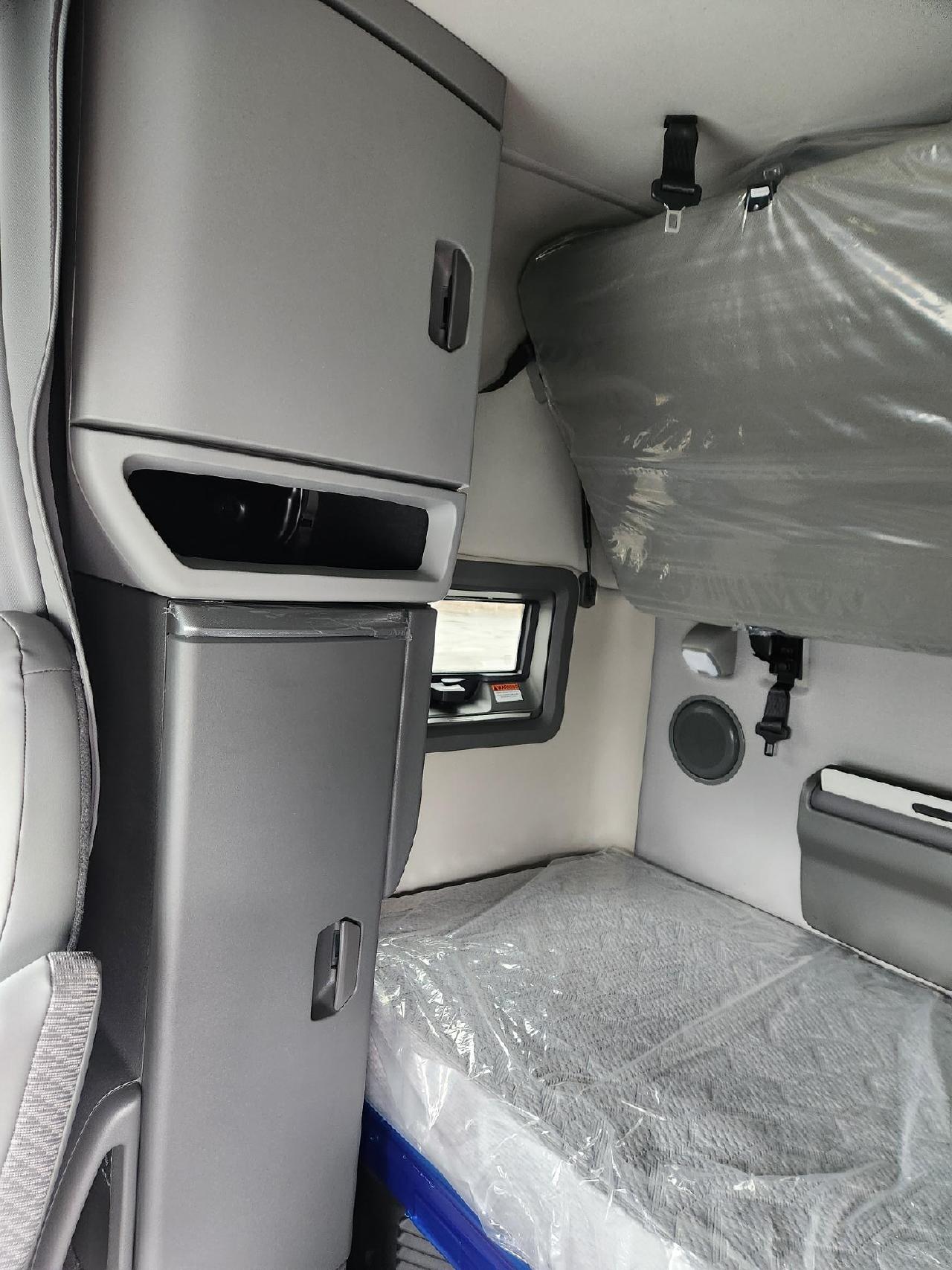 2025 Volvo - image 12