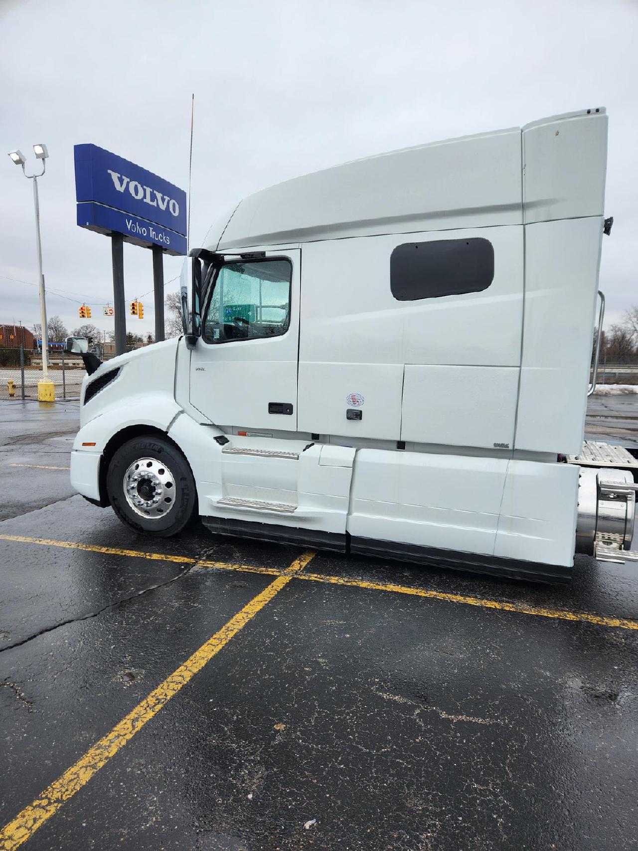 2025 Volvo - image 5