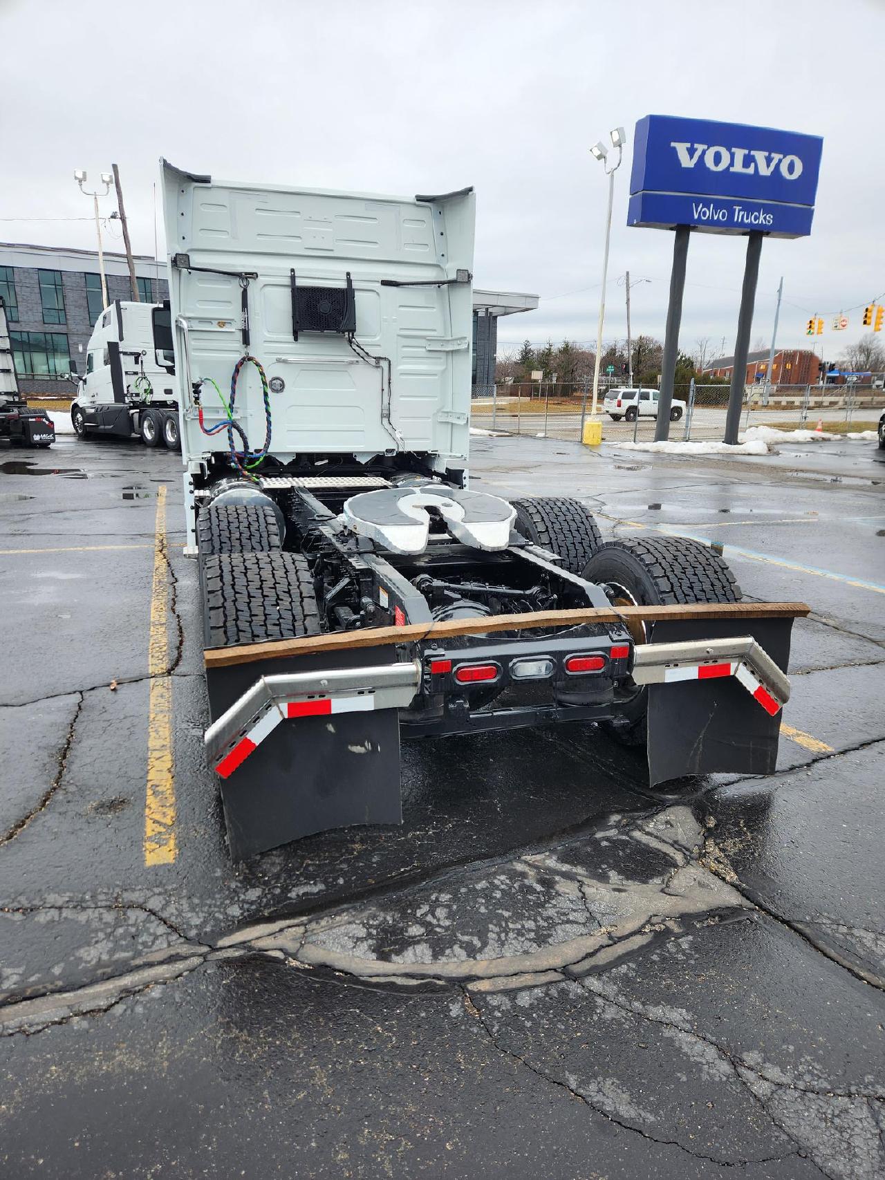 2025 Volvo - image 6