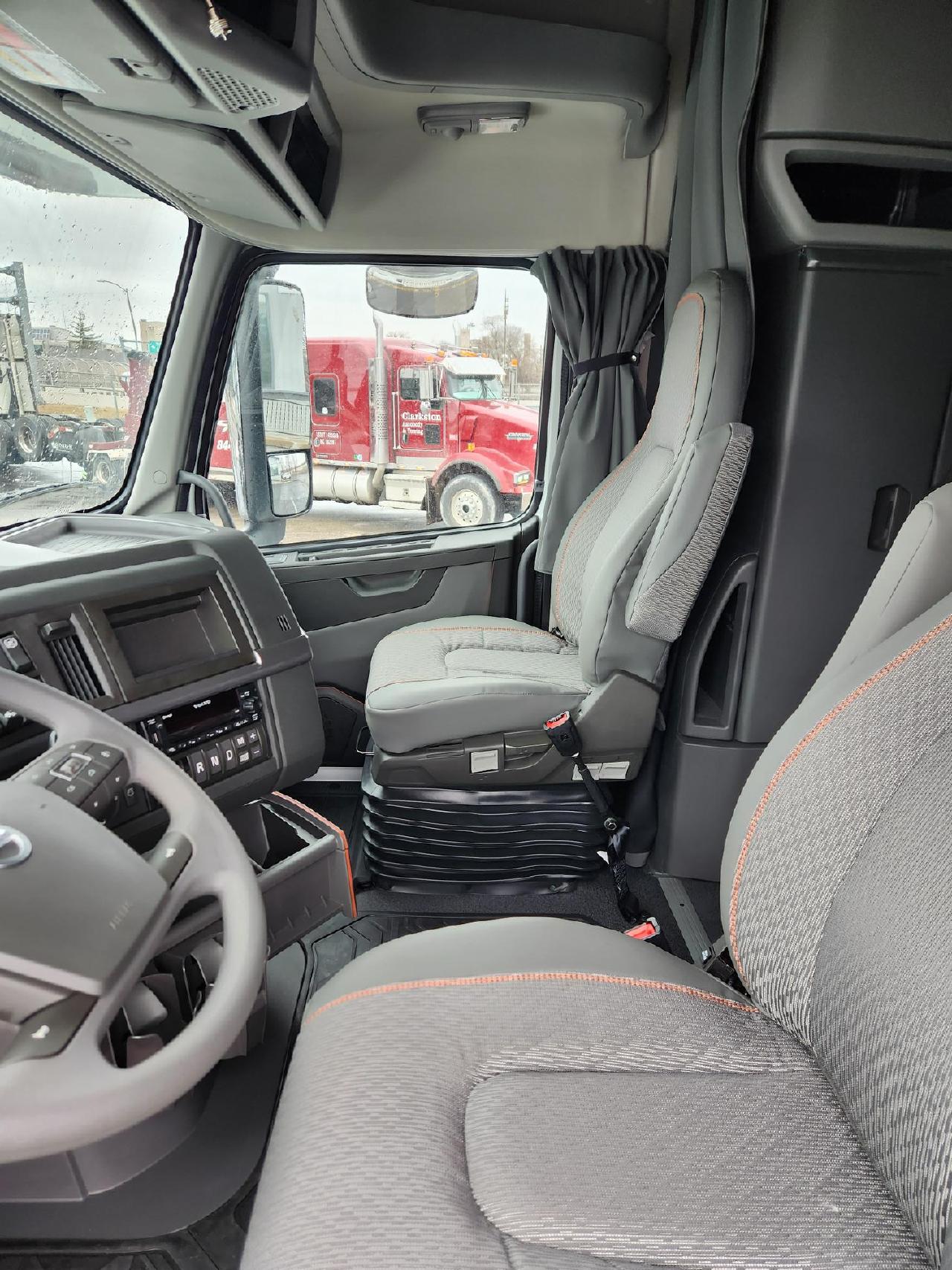 2025 Volvo - image 8