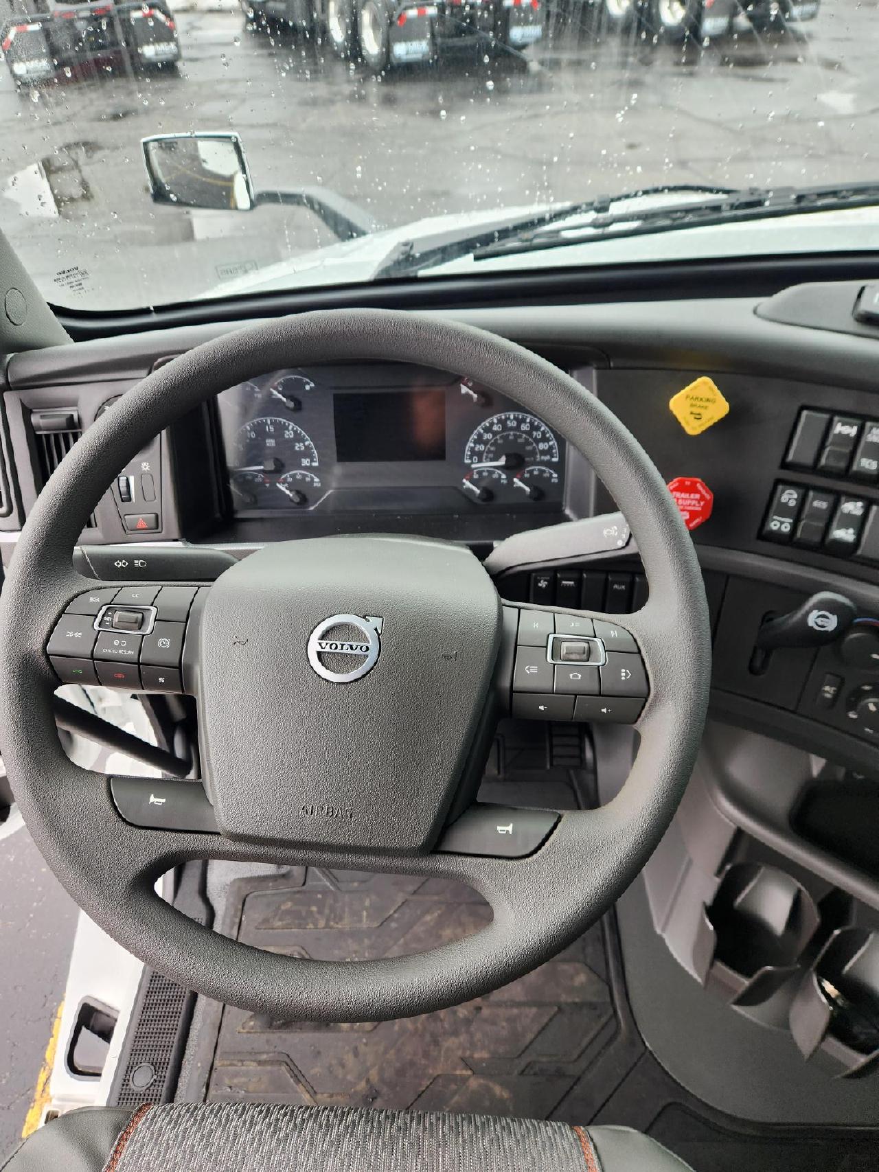 2025 Volvo - image 9