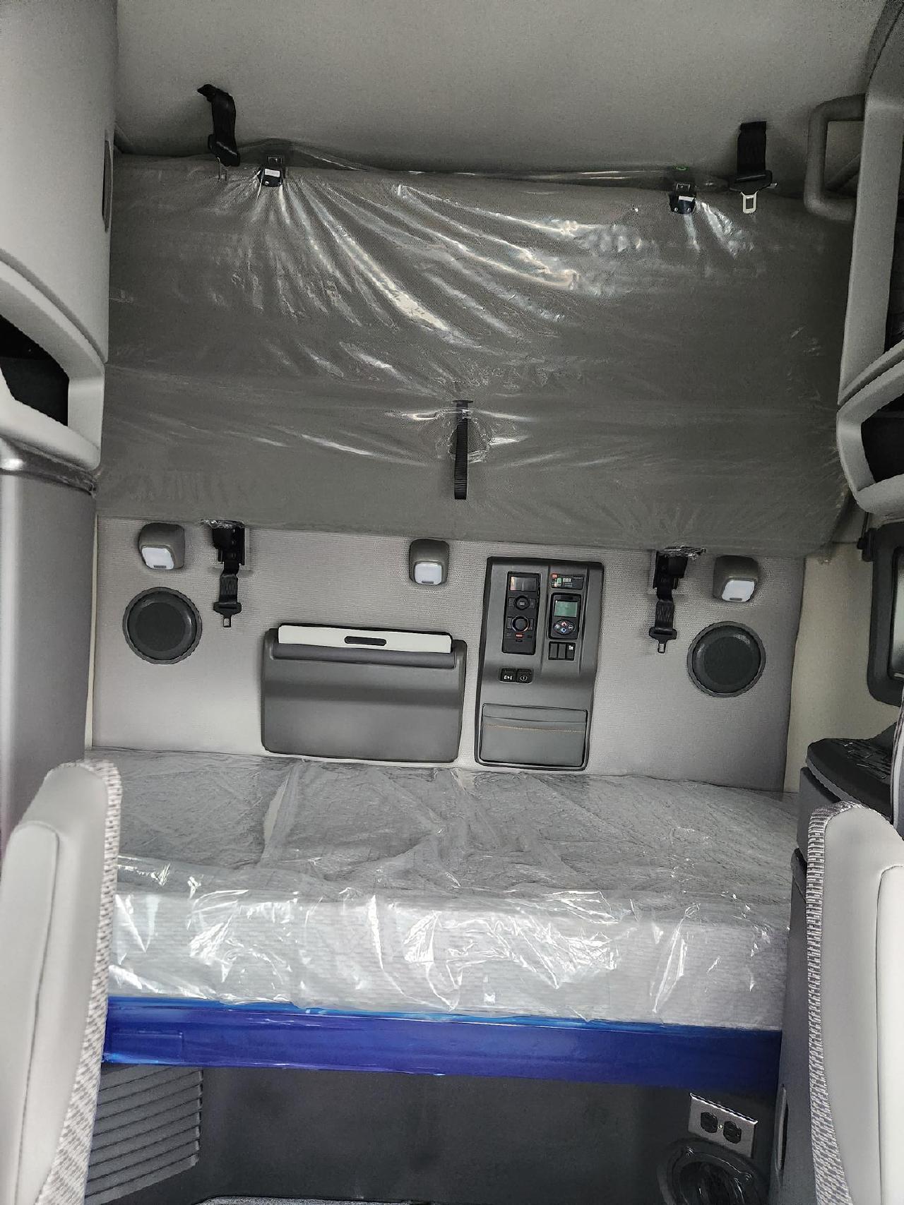 2025 Volvo - image 10