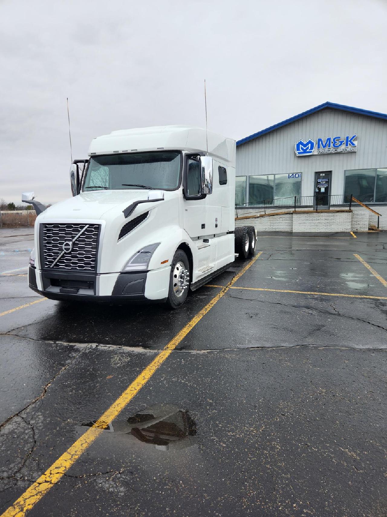 2025 Volvo - image 2