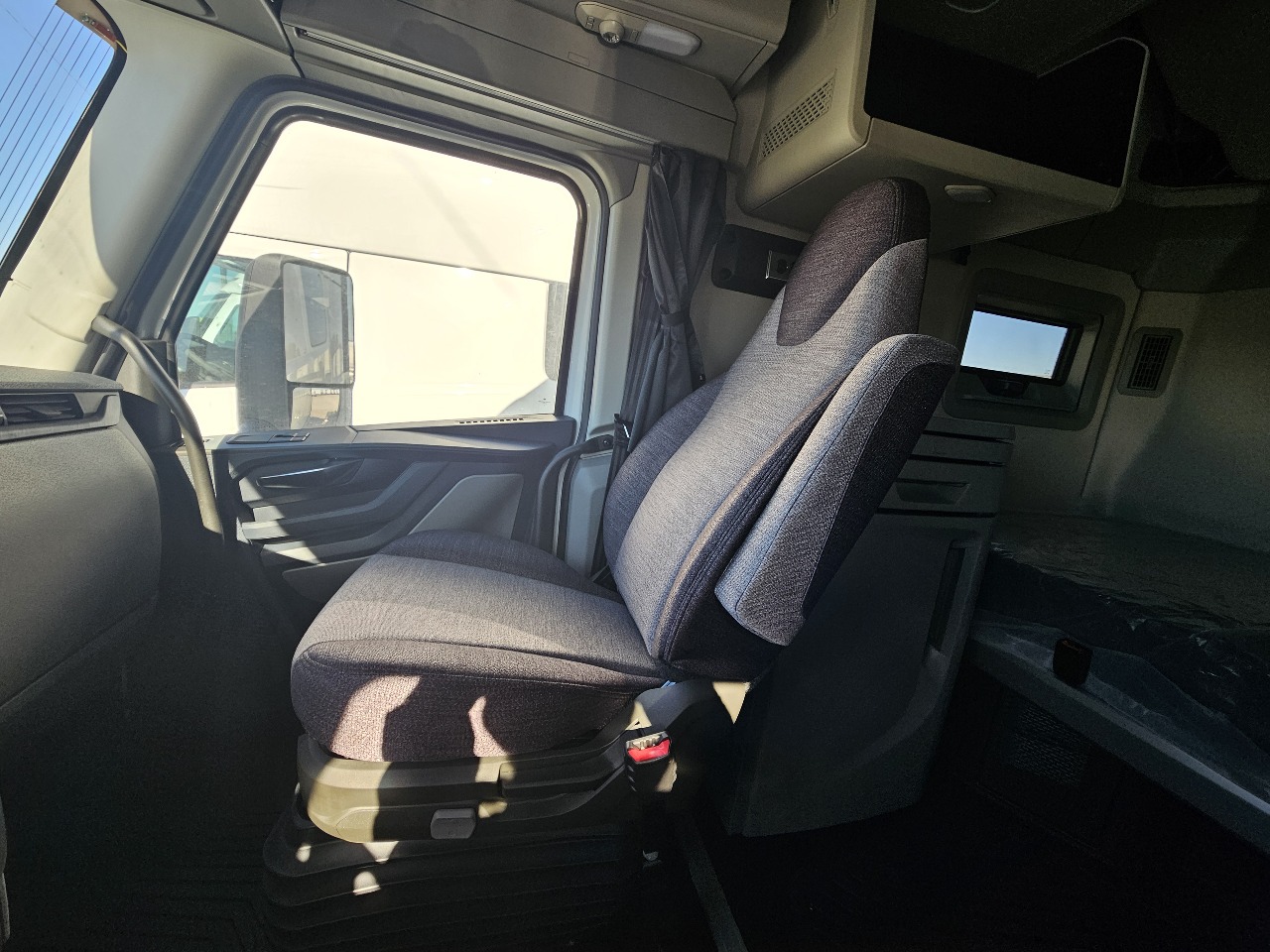 2026 Volvo - image 10