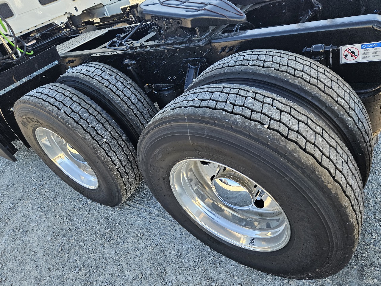 2026 Volvo VNL 860 - image 7