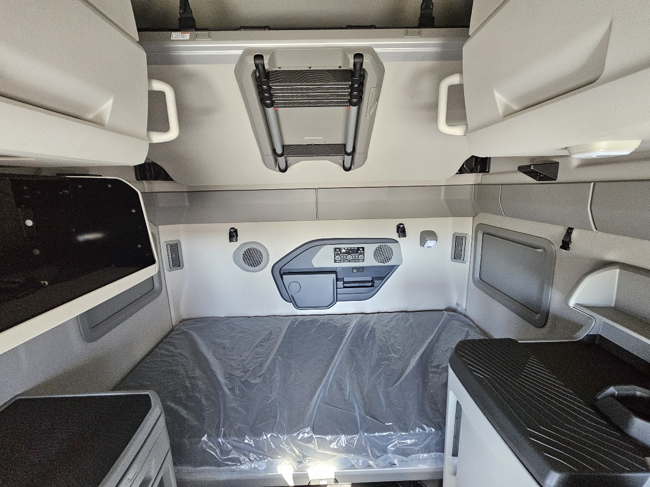 2026 Volvo VNL 860 - image 13